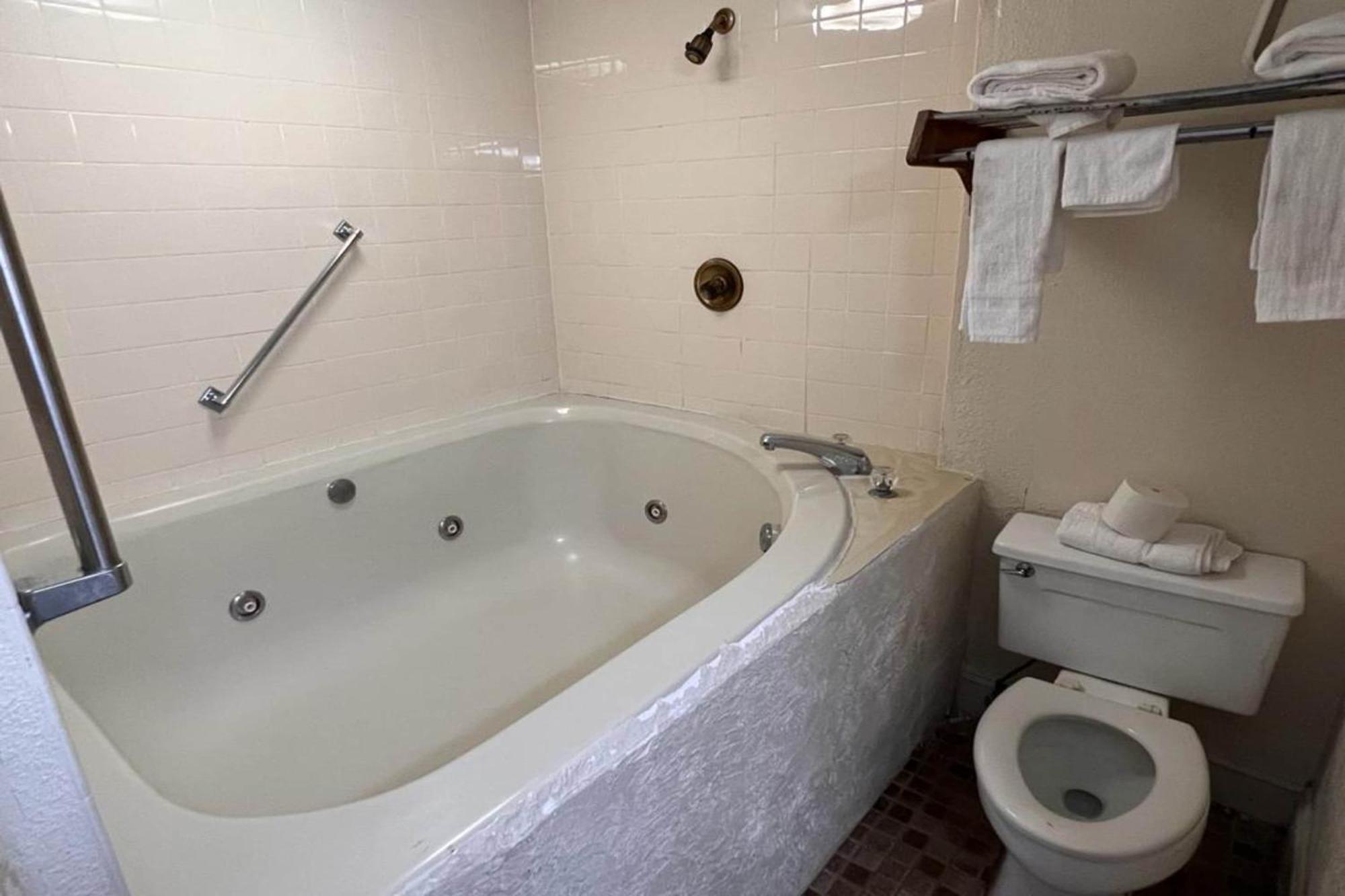 Super Inn & Suites By Oyo Milledgeville Εξωτερικό φωτογραφία